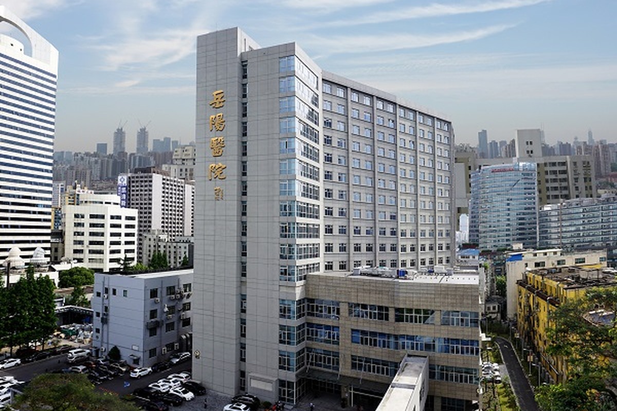 Yueyang Hospital main building close-up