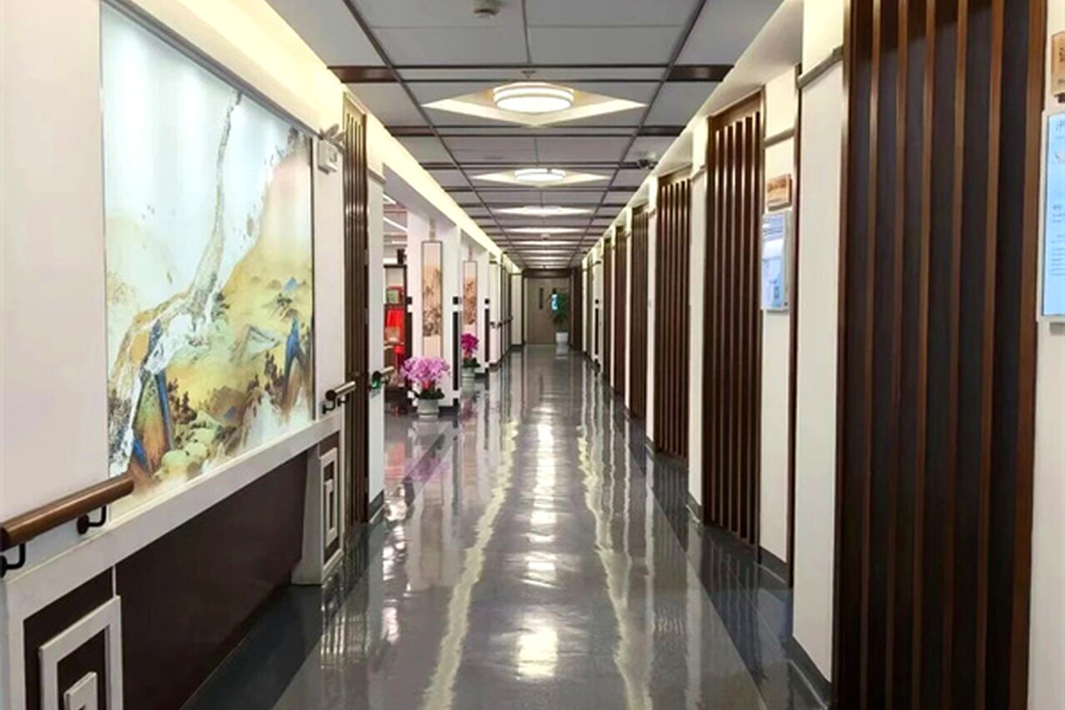 Yueyang Hospital corridor and care environment