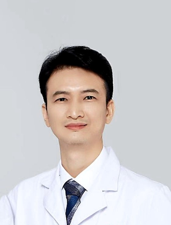 Dr. Fang Yihong, oral and maxillofacial surgeon